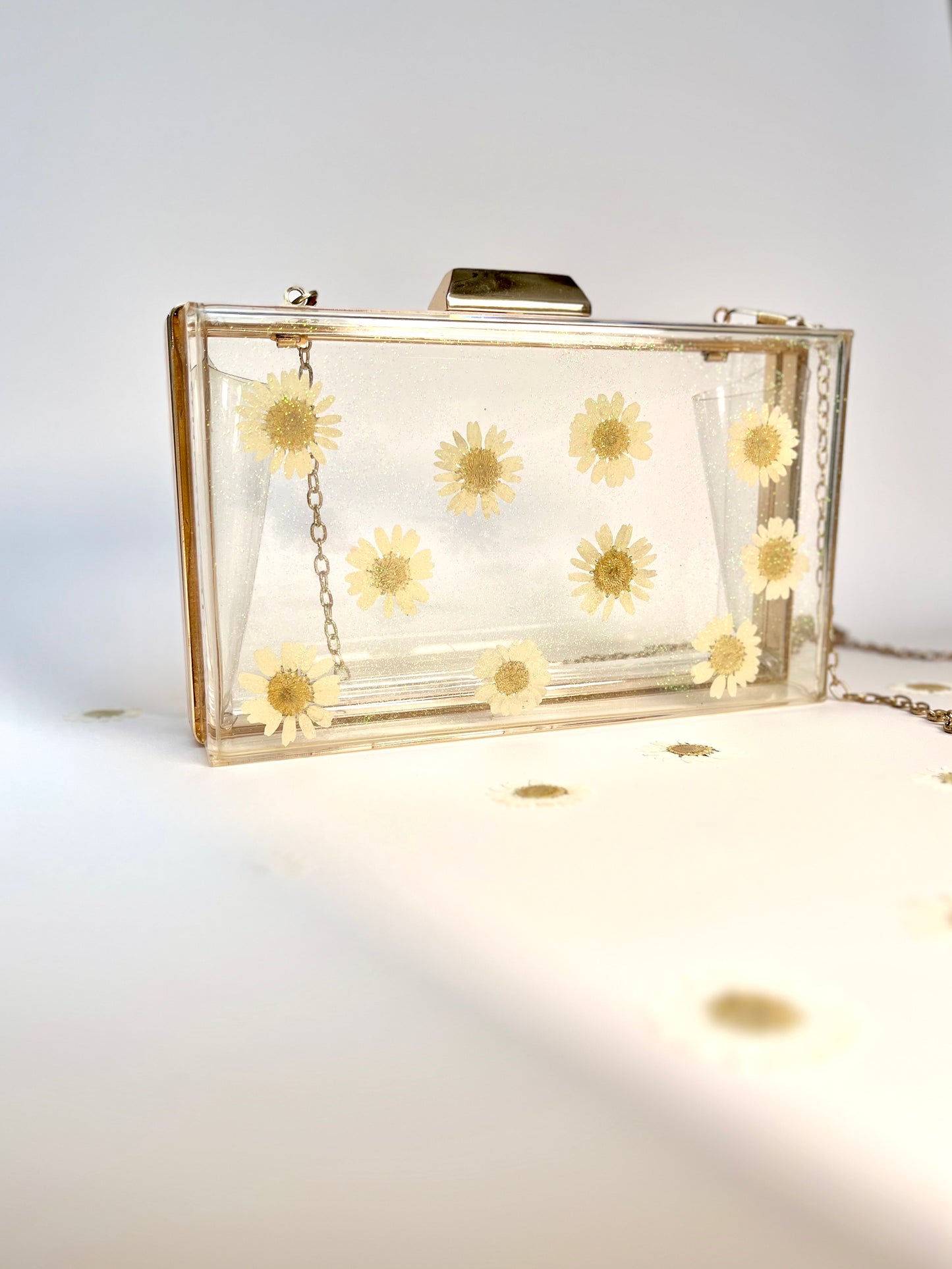 Daisy Dazzle Floral Clutch (White)