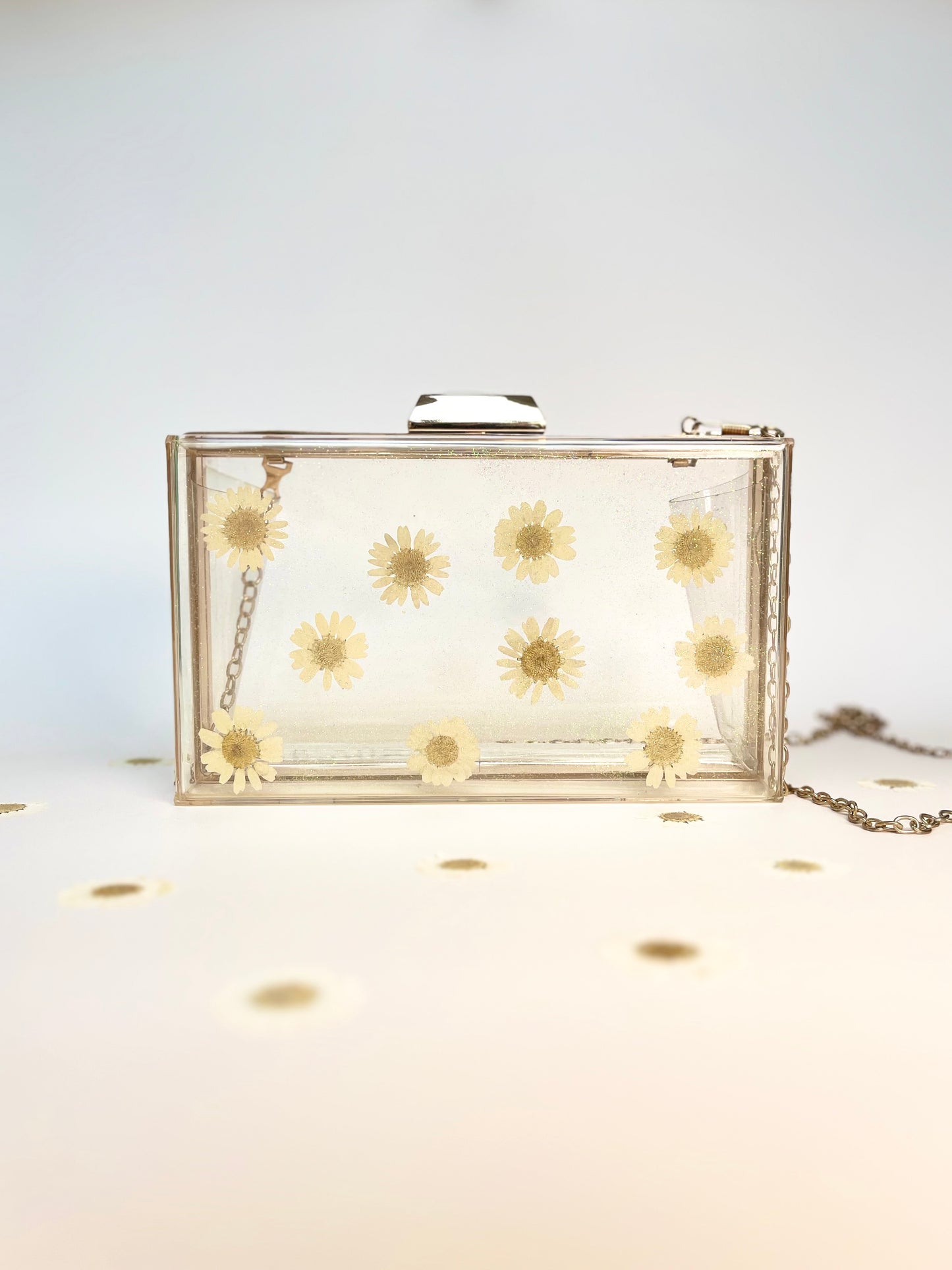 Daisy Dazzle Floral Clutch (White)